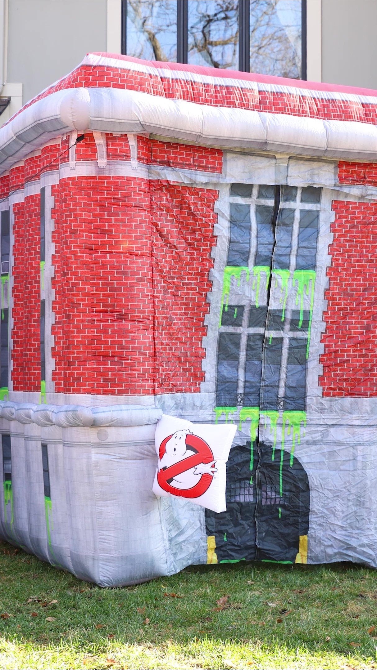 Bring the Ghostbusters' iconic headquarters to life with this impressive 9FT Inflatable Firehouse Prop! A must-have for fans, this decoration will make your Halloween display stand out and thrill every ghostbuster in the neighborhood.